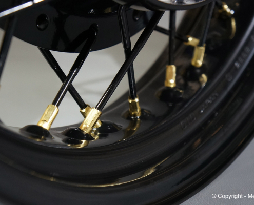 Motorrad Speichenrad pulverbeschichten und Nippel blank