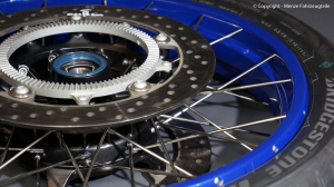 BMW R9T Kreuzspeichenfelge in Blau BMW R9T Kreuzspeichenfelge in Blau pulverbeschichten