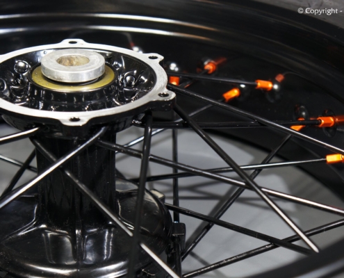 Supermoto Felgen mit eloxierten Speichen-Nippeln