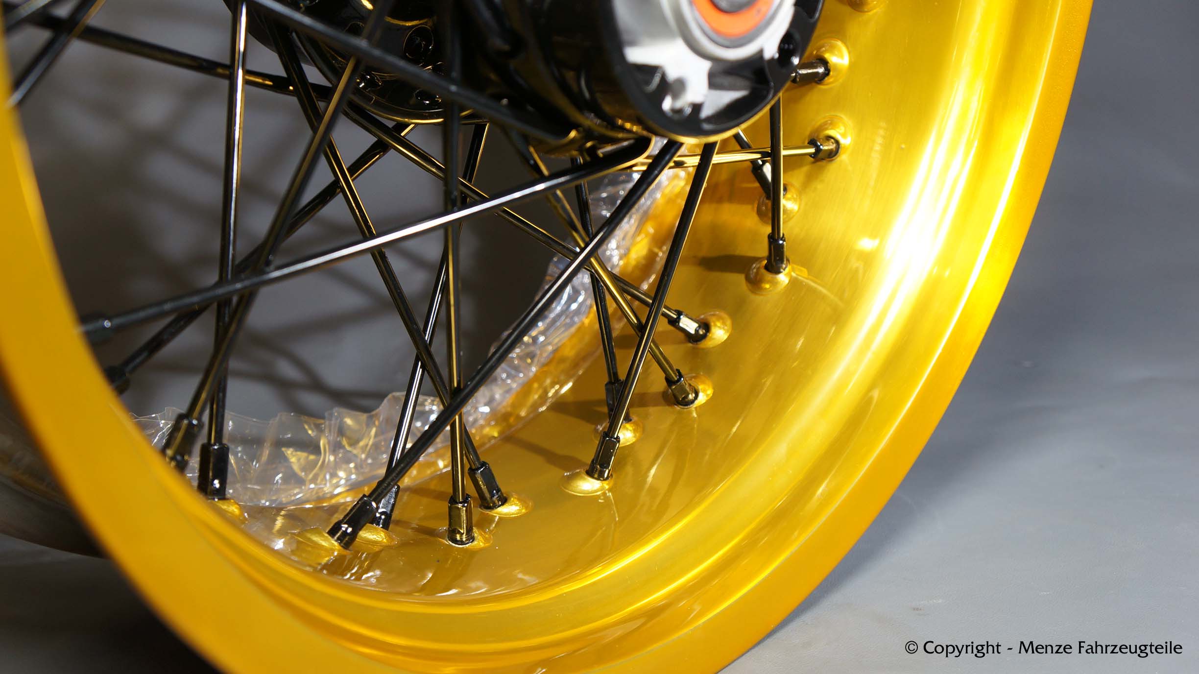 Motorrad Felge mit Gold Lasur Gold Lasur auf Motorrad-Felge pulverbeschichten