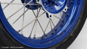 Speichenfelge in Blau Metallic pulverbeschichten