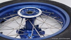 Speichenrad in Blau Metallic pulverbeschichten