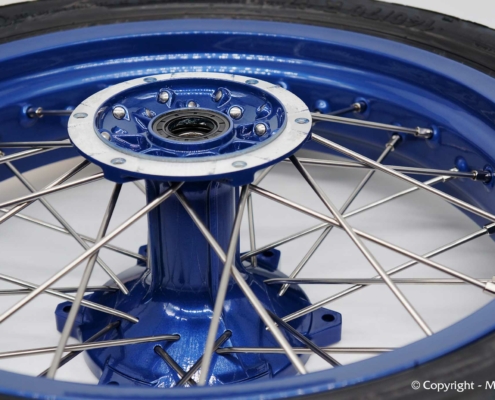 Speichenrad in Blau Metallic pulverbeschichten