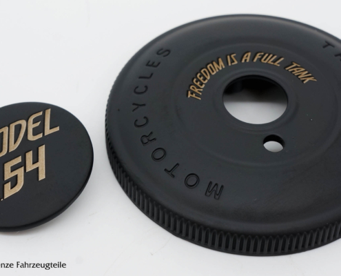 Tankdeckel Individualisierung Triumph Motorrad Tankdeckel personalisierung mit benzinfester Beschichtung und Lasergravur.