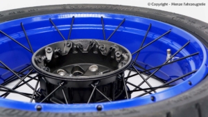 BMW R1250GS Speichenrad in Blau BMW R1250GS Speichenrad Veredelung mit Felgenring in Blau und schwarzen Speichen.