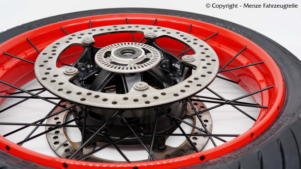 BMW R1250GS Speichenrad in Rot BMW R1250GS Speichenrad Veredelung mit rotem Felgenring und schwarzen Speichen.