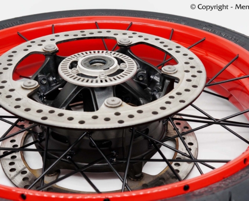 BMW R1250GS Speichenrad in Rot BMW R1250GS Speichenrad Veredelung mit rotem Felgenring und schwarzen Speichen.