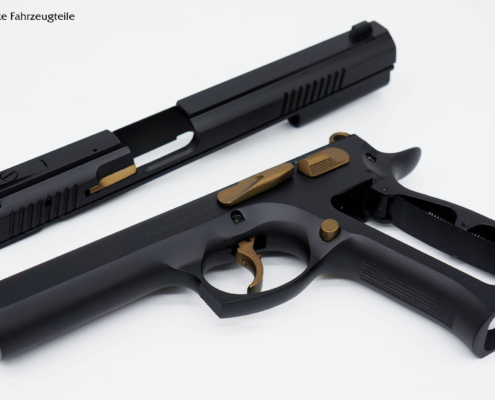 Cerakote Beschichtung von einem 1911er in schwarz mit Bronze Akzenten.