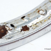 Chromabplatzer an einem alten Motorrad Stahl Felgenring, wo der Chrom nicht gut verarbeitet wurde.