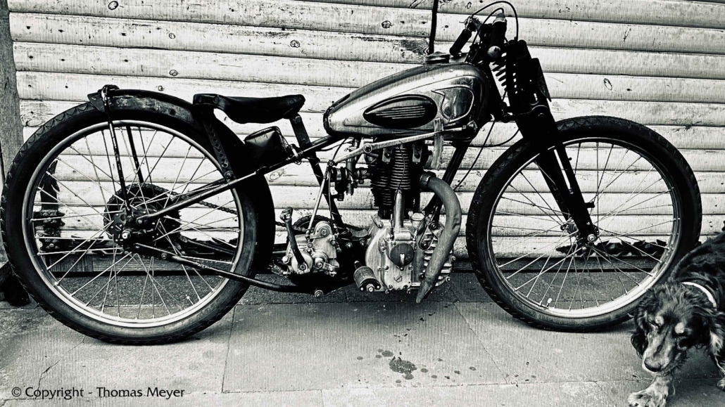 Die Restaurierung von einem Motorrad. Abgebildet eine NSU 251 OSL.