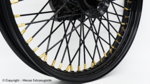 Motorrad Speichenrad mit Pulverbeschichtung in Schwarz glänzend und Speichennippel in Messing poliert.