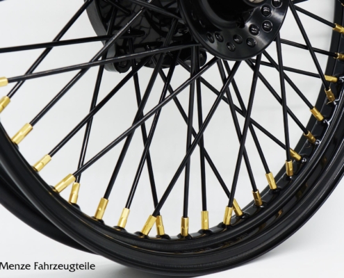 Motorrad Speichenrad mit Pulverbeschichtung in Schwarz glänzend und Speichennippel in Messing poliert.