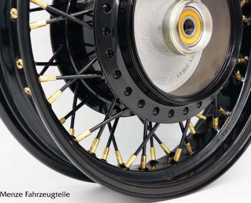 Motorrad Speichenrad. Pulverbeschichtung der Radnabe, Speichen und Felge in Schwarz. Nippel in Messing.