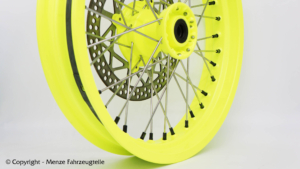 Motorrad Speichenrad mit Felge und Nabe in Neongelb pulverbeschichtet und Speichennippel schwarz.