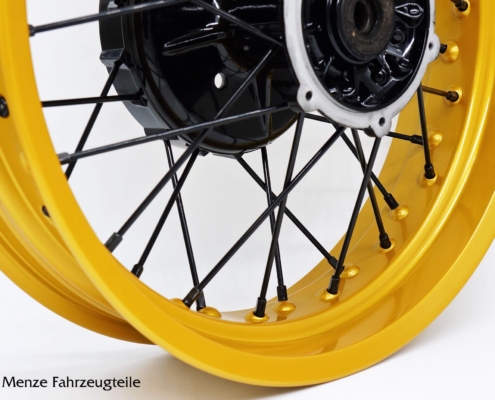 Motorrad Speichenrad pulverbeschichten. Felgenring in Gold Metallic, Speichensatz in Schwarz.