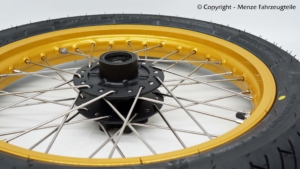 Motorrad Speichenfelge in Gold Metallic pulverbeschichten, Speichen blank, Nabe schwarz.